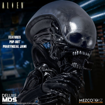 Alien - Mezco Designer Series Deluxe Xenomorph